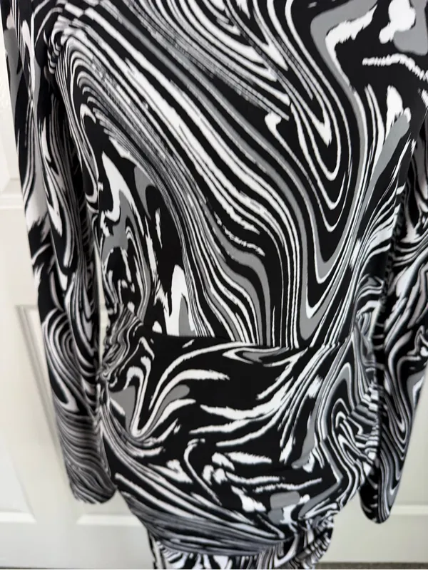 Bar III Black White Abstract Ruched Bodycon Dress Size L Long Sleeve - Image 4