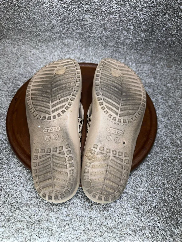Crocs women’s leopard print flip flops size 9 - Image 6