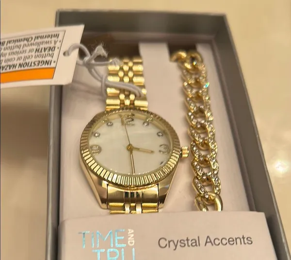 Time and Tru Gold Watch and Bracelet Set Elegant Accessories - Image 4