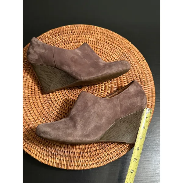Clarks Artisan Suede Wedge Booties Taupe Brown Snake Embossed Heel Side Zip 9.5M - Image 3