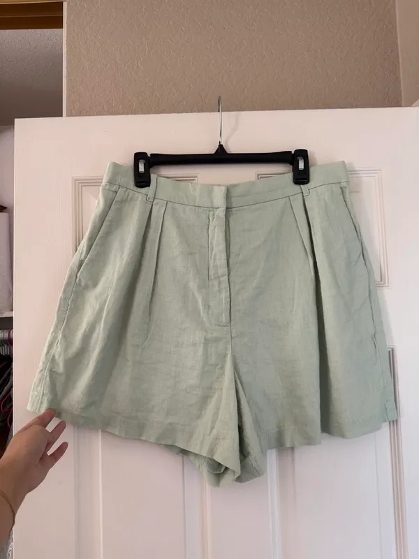 Abercrombie & Fitch High Waisted Light Green Linen Blend Shorts - Image 2
