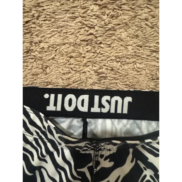 Nike Pro Hypercool Women's Training Leggings – Brushstroke Abstract Print‎ – - Image 3