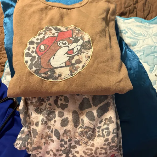 Buc-ee's Leopard Print Graphic Sweatshirt XL and Jogger Lounge pants L Set - Image 7
