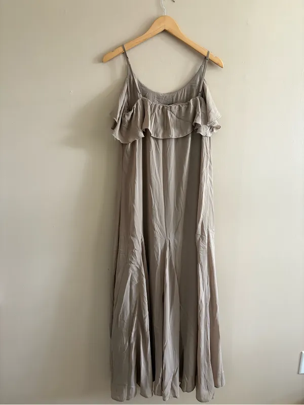 Abercrombie & Fitch Ruffle Maxi Dress Size Medium Taupe Tan Flowy Sleeveless - Image 3