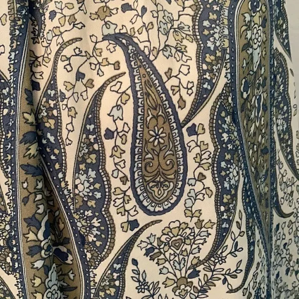 Rose & Olive size small blue white and grey paisley print top EUC - Image 5