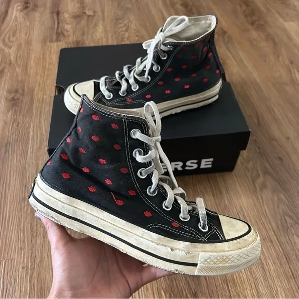 CONVERSE all Star Chuck Taylor hi top kiss lips embroidered lace up shoes sz7 - Image 2