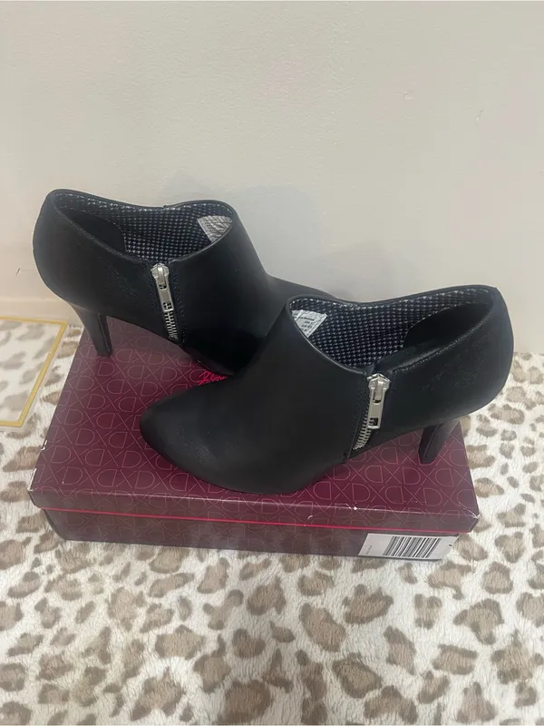 Black Slip-On Pointed Ankle Booties - Women's Fashion - Image 4