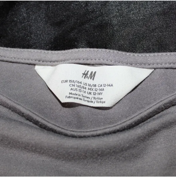H&M gray fitted long sleeve top - Image 2