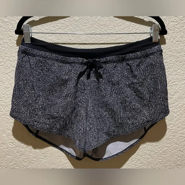 Lululemon Track Shorts 3” Lined Black/White Size 6 - Image 2