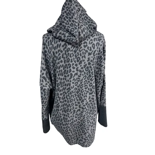 MoCo Boutique Women's S Gray Leopard Hoodie Sweatshirt Button Front Ribbed Trim‎ - Image 2