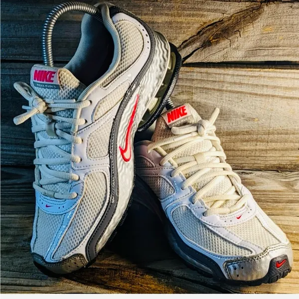 Nike Reak women run,size 7.5 , white silver - Image 2