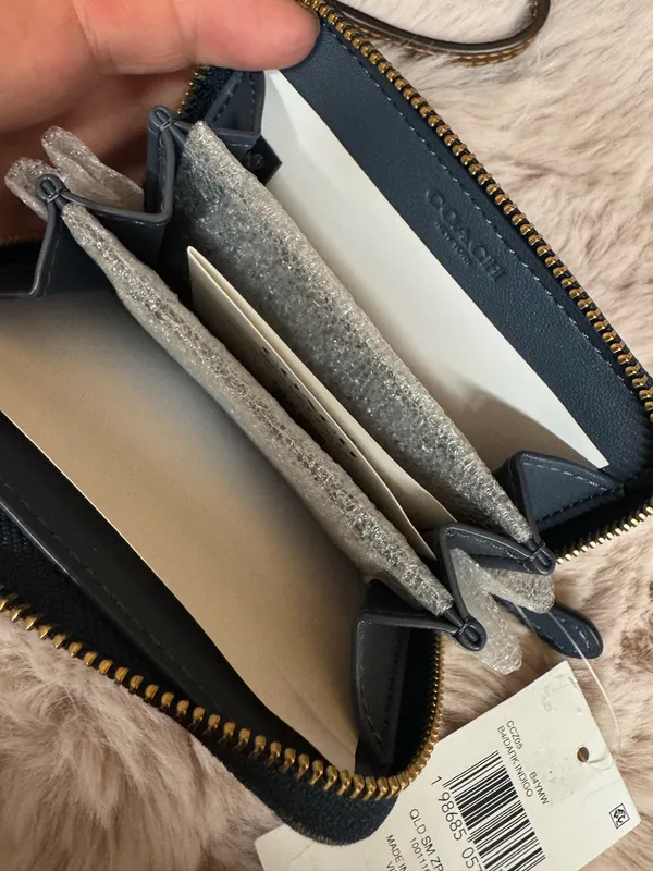 COACH Essential Small Zip around Card Case with Quilting - Image 4