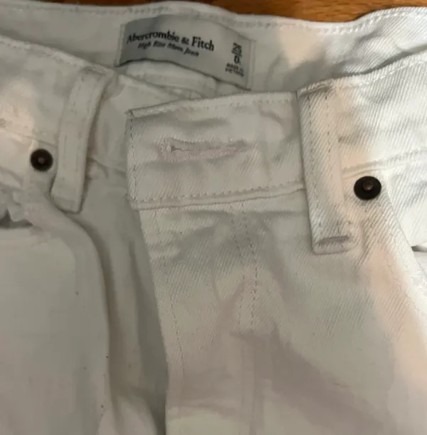 Abercrombie High Rise Mom Jeans White Size 25 - Image 3
