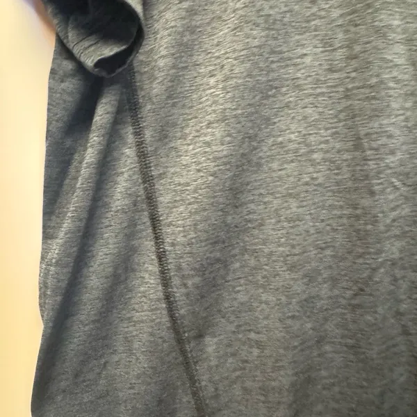 Old Navy Women’s‎ Gray T-Shirt - Image 3