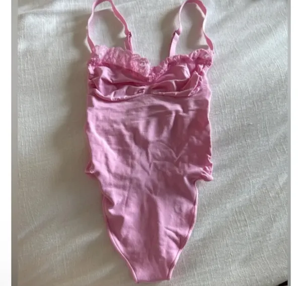 SKIMS Pink Lace Sculpting Bodysuit L - Image 4