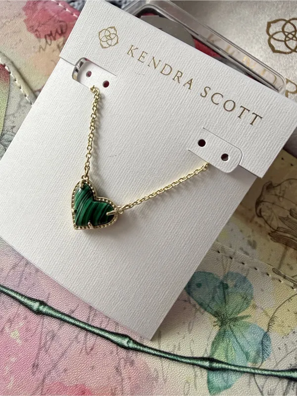 Kendra Scott Ari Heart Gold Pendant Necklace in Green Malachite - Image 2