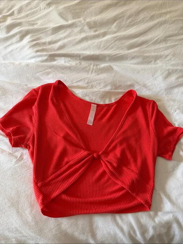 Alo ribbed knotty short sleeve Pilates top in red hot summer size small - Image 2