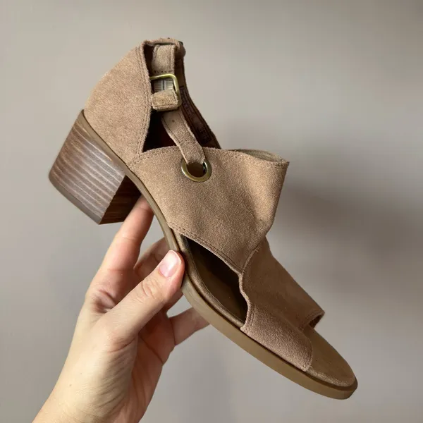 Koolaburra by UGG NWOT Ortholite Suede Taupe Heeled Kaiah‎ Sandals Size 9 - Image 2