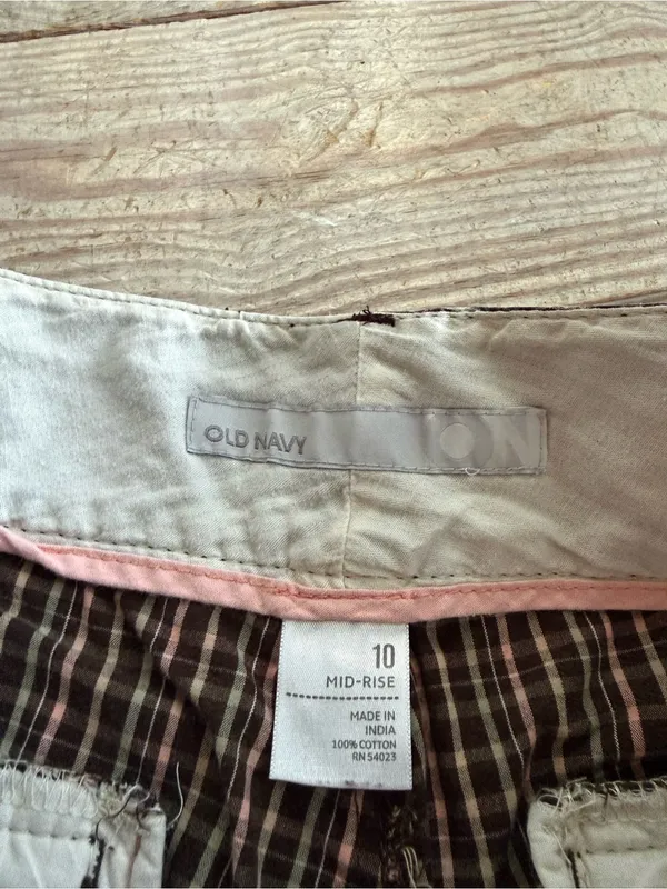 Old Navy Size 10 Mid-Rise Plaid Shorts - Image 3