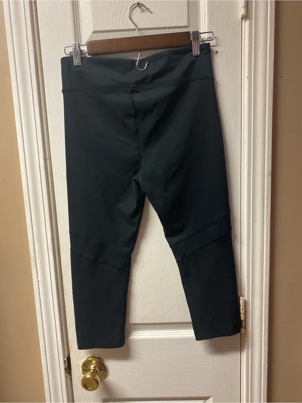 Under Armour Black Women's Crop Performance Leggings - Image 4