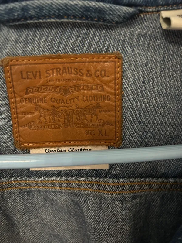 Levi's light blue denim jacket with brown leather patch - Image 3