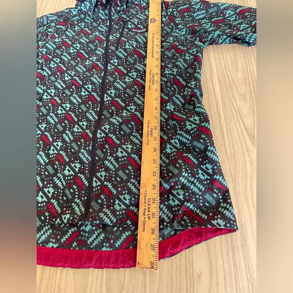 Patagonia Women's Blue and Red Patterned Ski Jacket - Image 8