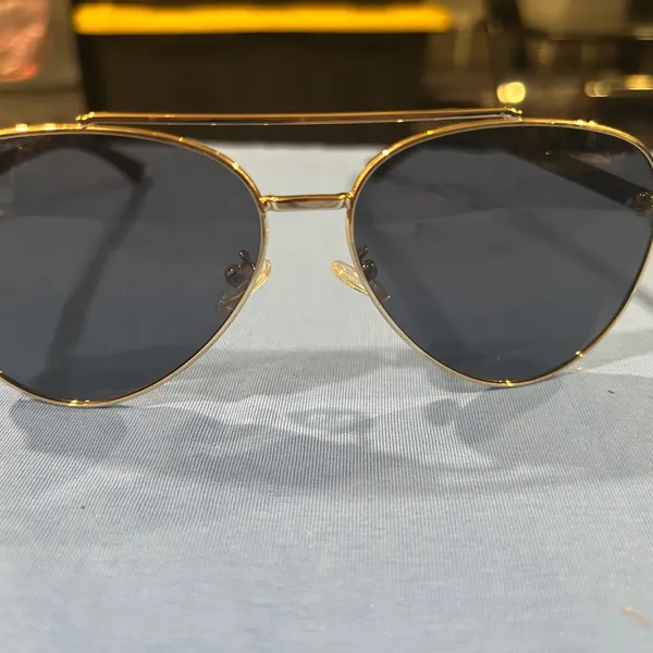 Stylish Gold Aviator Sunglasses - Image 2