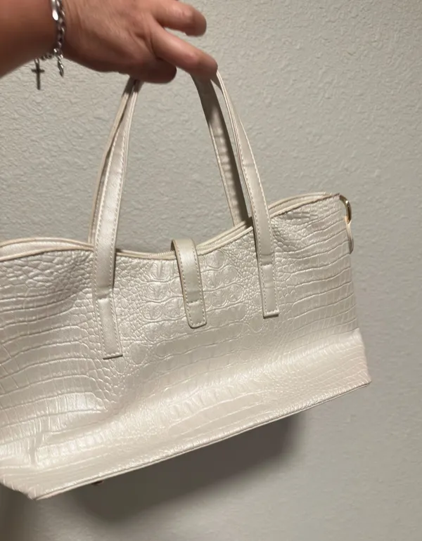 Elegant Cream Crocodile-Embossed Handbag - Image 5