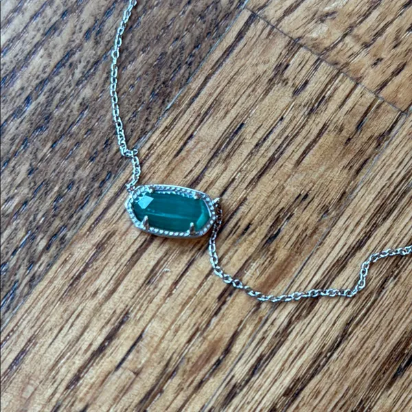 Kendra Scott Eliza Silver Pendant Necklace in Emerald Cat's Eye - Image 4