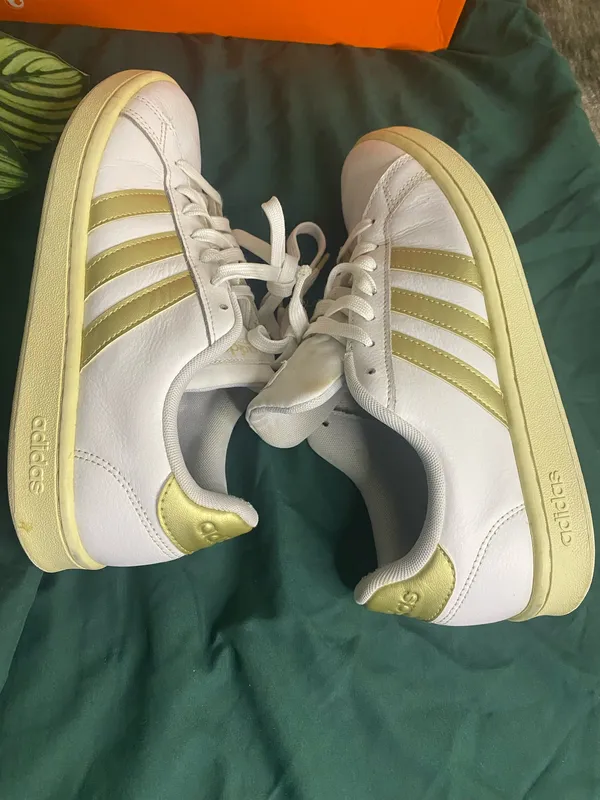 ADIDAS Neo Cloudfoam White 3 Gold Stripe Sneakers Women’s Size 8.5 - Image 4