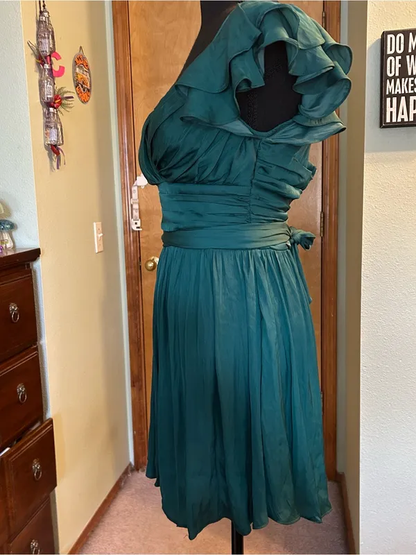 Saints & Secrets forest green fit and flare cocktail dress ruffle shoulders S - Image 4