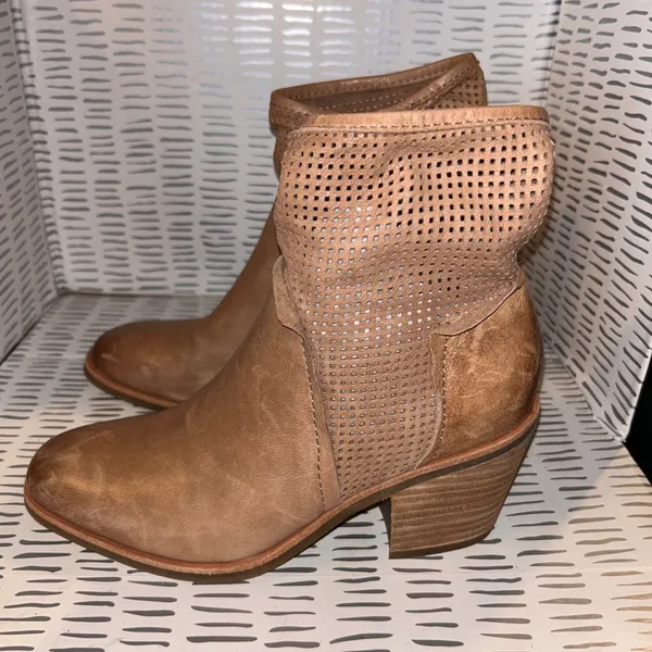 Sofft Chantey Tan Leather Perforated Ankle Boots Womens‎ Size 7M Zip Booties - Image 2