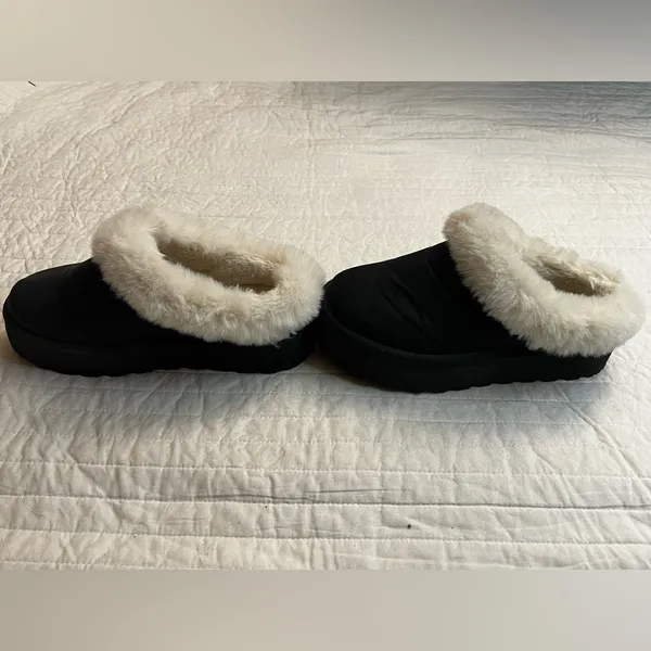 Steve Madden Unitie Faux Fur Platform Clog Slipper in black - Image 4