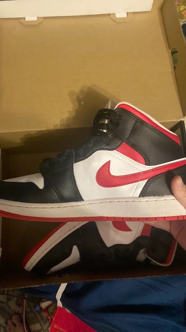 Nike Air Jordan 1 Mid - Image 2