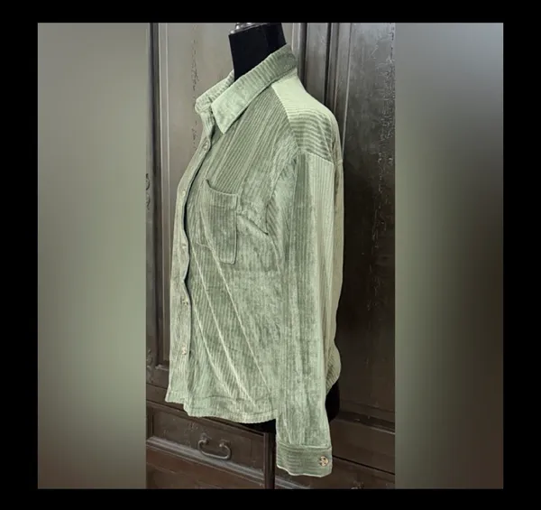No Boundaries Hunter Green button down velvet blouse - Size Small. ***Refer to measurements for size. gently Warn & excellent condition. Super cute as a jacket or blouse. Measurements approximately 19” from armpit to armpit x 24” long. Non-smoking home. priced to sell at as is condition. Don’t like my price, make reasonable offer! And thank you for checking my closet. - Image 2