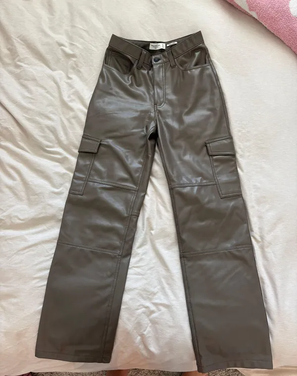 Abercrombie 90’s Relax High-Rise Vegan Pants - Image 4