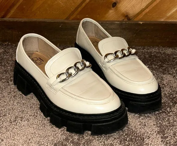 Y2K white chunky loafer with top chain - Image 3