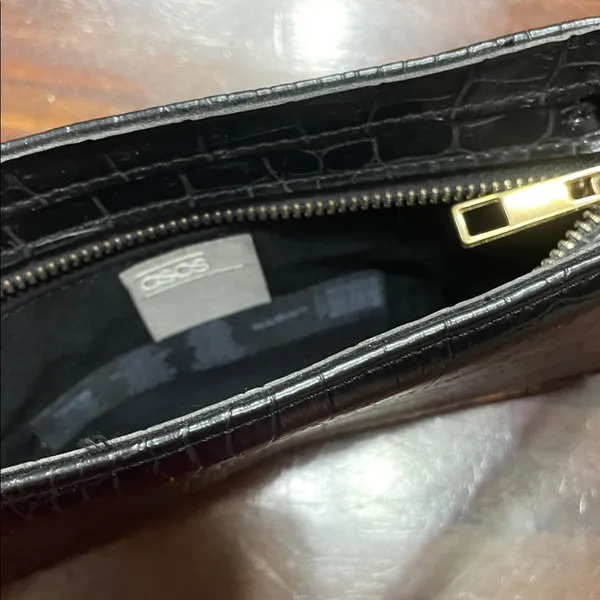 Elegant Black Croc-Embossed Women's Bag - Image 9