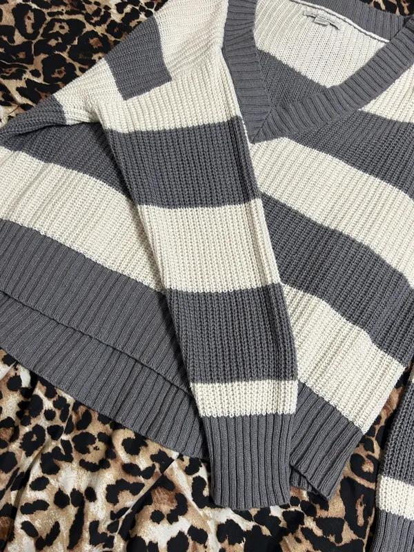 American Eagle Outfitters Striped V-Neck Cropped Sweater in Cream and Gray - Image 3