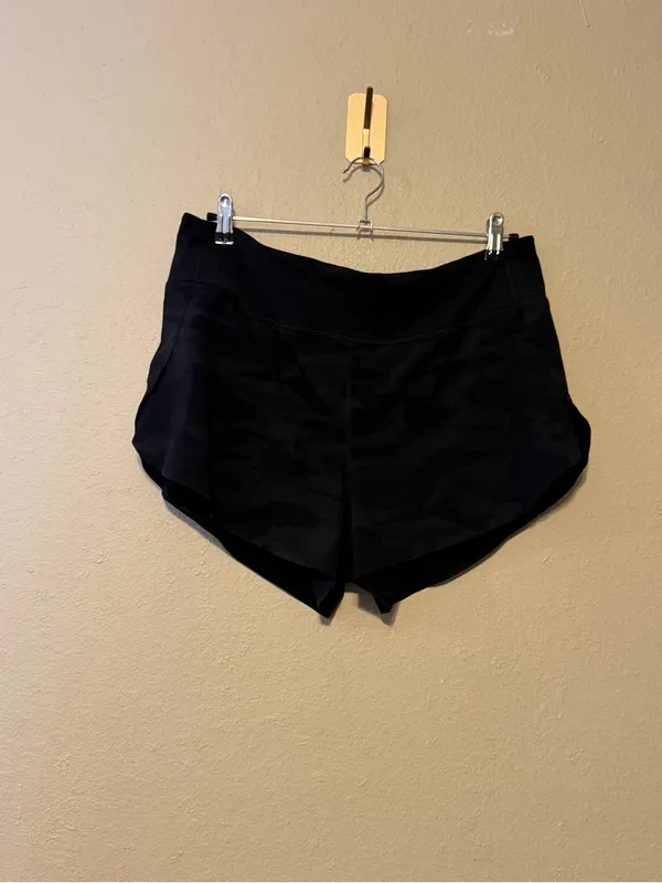 ATHLETA Run With It Reflective Printed 3.5" Short Black Camo‎ Lux Size Large - Image 3