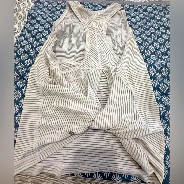 Lululemon All Tied Up Sport Tank, size 8 - EUC! - Image 4