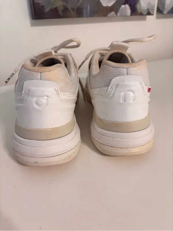 On Cloud women’s 7.5 The Roger Clubhouse Pro White Tennis Shoes Sneakers - Image 5