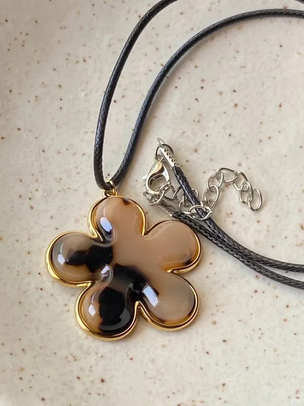Handmade cute retro boho style big tortoiseshell flower necklace 🌼 - Image 4