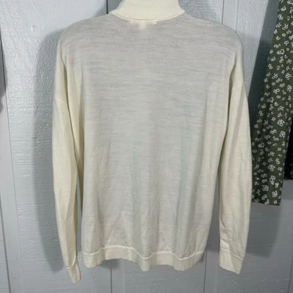 Uniqlo Crew Neck Wool Off White Sweater Size Medium EUC - Image 5