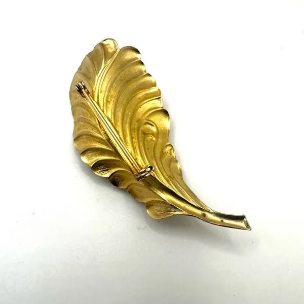 Gold tone vintage double feather brooch - Image 4