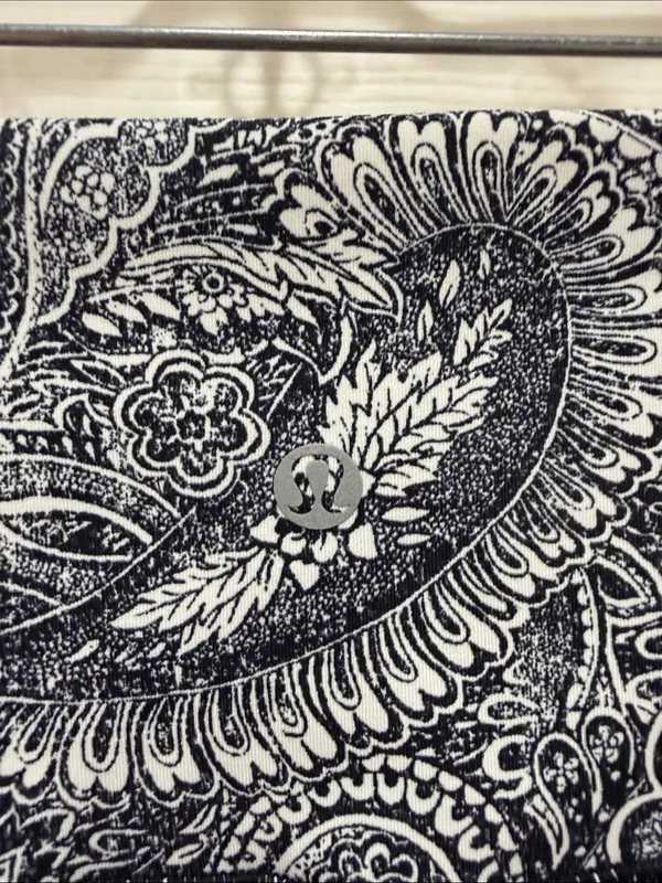 Lululemon Black & White Paisley High Times Athleisure Yoga Leggings - Size 6 - Image 5