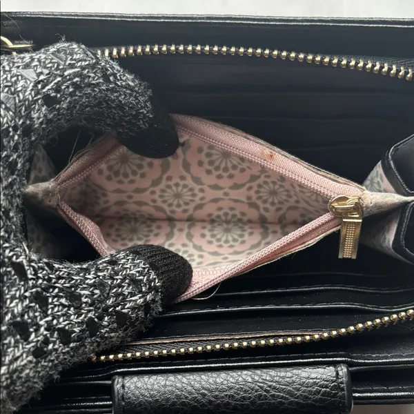Elegant Black Leather Crossbody Bag GUC - Image 5