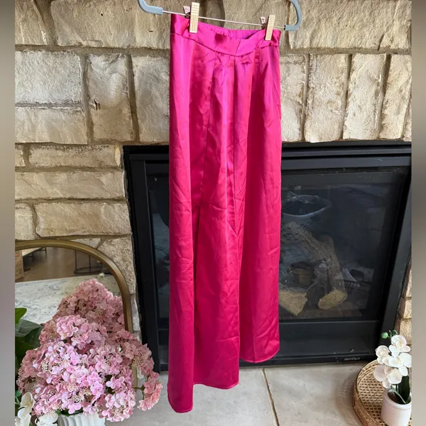 ⚜️ 3/$25 ⚜️ NWOT Lulus satin magenta pink skirt, size XS. - Image 3