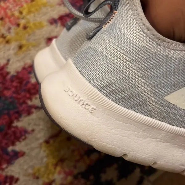 Adidas bounce sneakers 8.5‎ - Image 5
