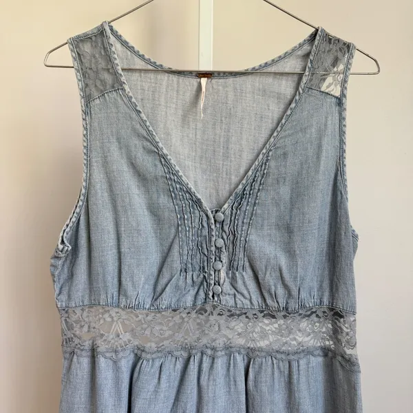 Free People sz M Blue Chambray‎ Lace Trim Sleeveless Boho Mini Dress Cottagecore - Image 2